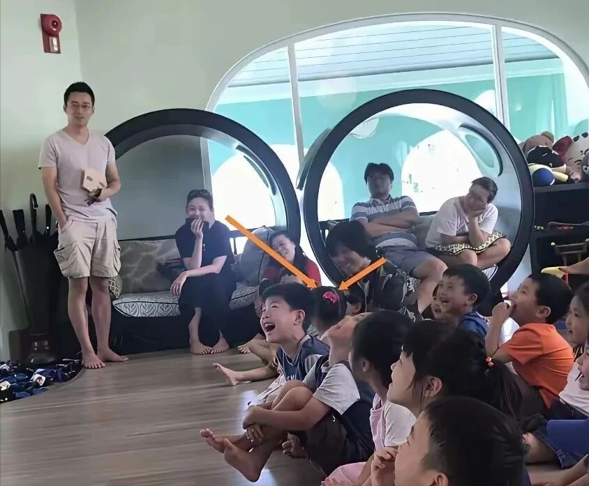 乐鱼体育官方入口-大s去小玥儿学校照曝光!一脸慈母样好温柔,和小杨阿姨相处融洽